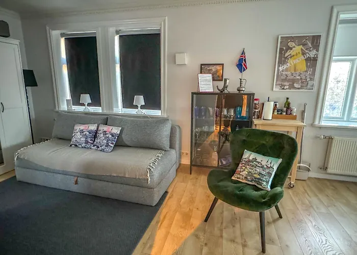 Enjoy Reykjavík Yellow Door Apartment